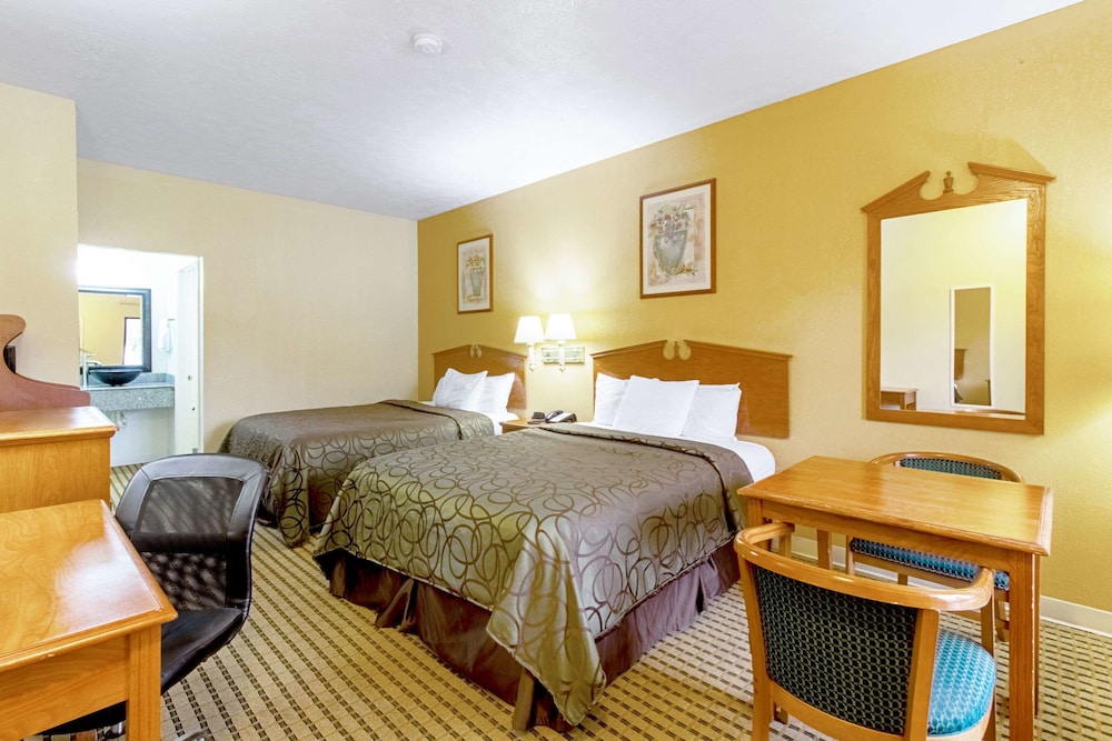 Standard Room, 2 Queen Beds, Non Smoking - Photo 1