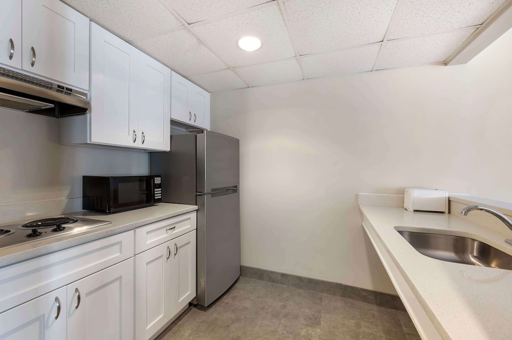 Suite, 1 King Bed, Non Smoking, Kitchenette (Separate Living Room) - Photo 3