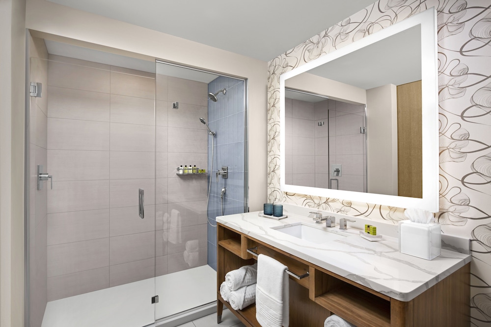 Classic Room, 1 King Bed, Accessible (Communications)