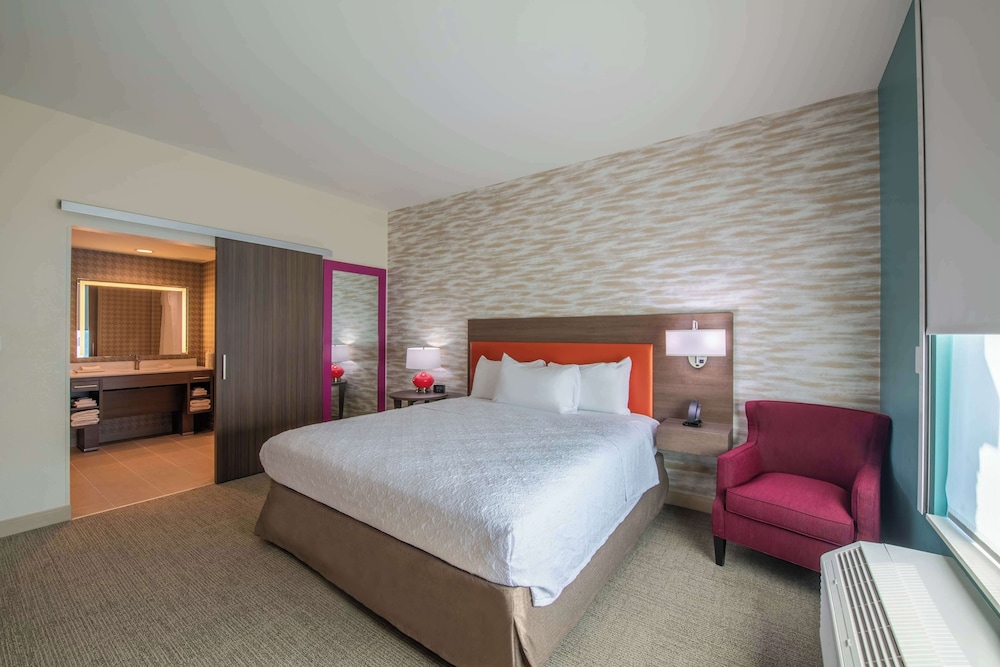 Suite, 1 King Bed, Accessible (Mobility, Roll-in Shower) - Photo 2
