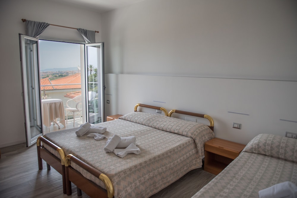 Economy Quadruple Room, Partial Sea View photo 3