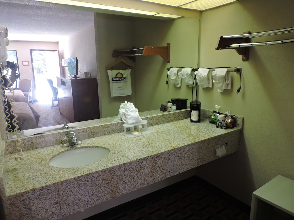 Standard Room, 2 Queen Beds, Smoking, Refrigerator & Microwave - Photo 2