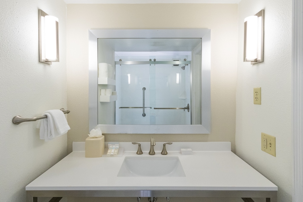 One Bedroom Suite, One King Bed - Photo 7