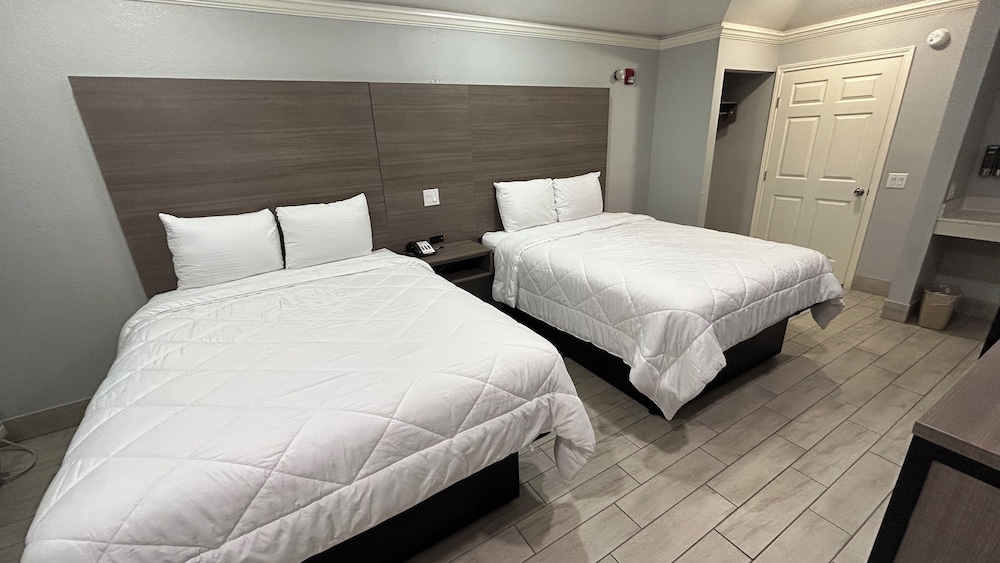 Room, 2 Queen Beds, Smoking - Photo 7