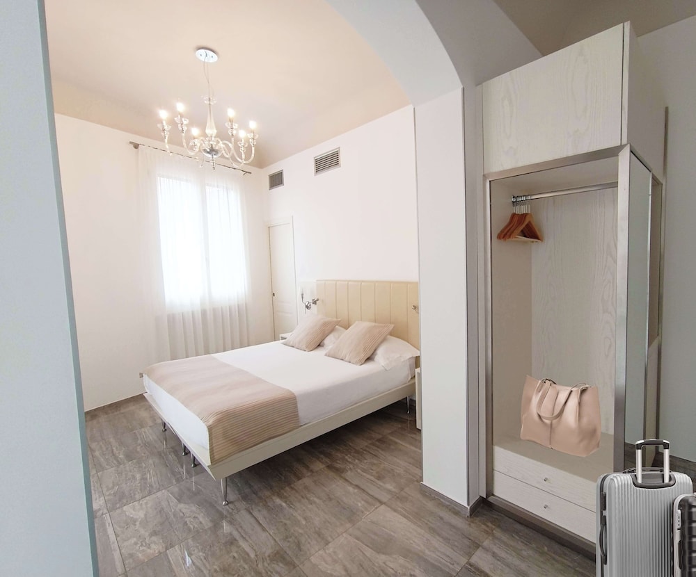 Deluxe Room, 1 Queen Bed, Non Smoking, Balcony (Converts to 2 Twin Beds)