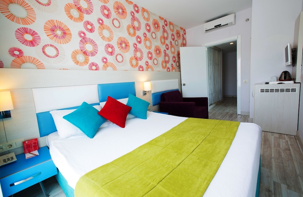 Room, 1 King Bed, Non Smoking photo 2
