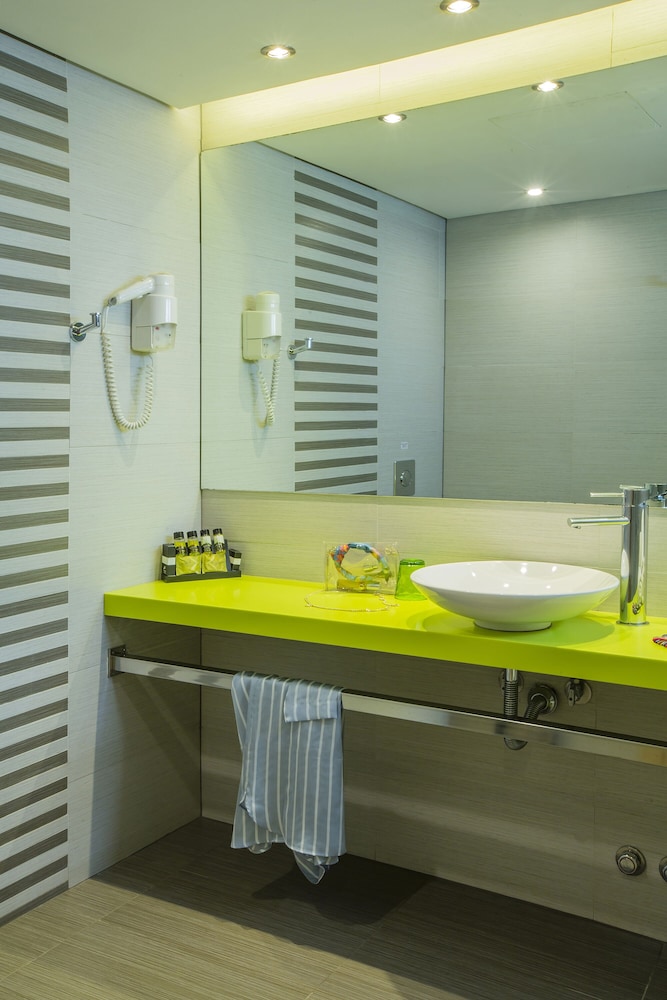 Premium Twin Room - Photo 4