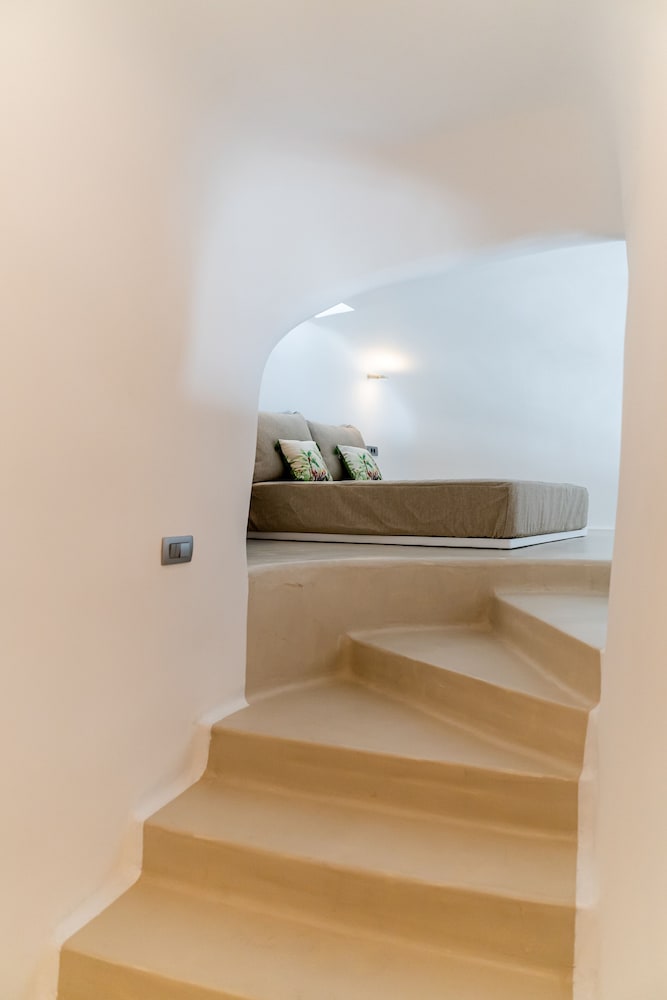 Cave Superior Suite with jacuzzi - Photo 8