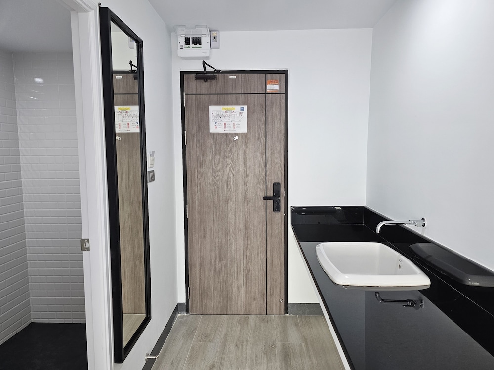 Standard Room, Multiple Beds, Private Bathroom, City View photo 3