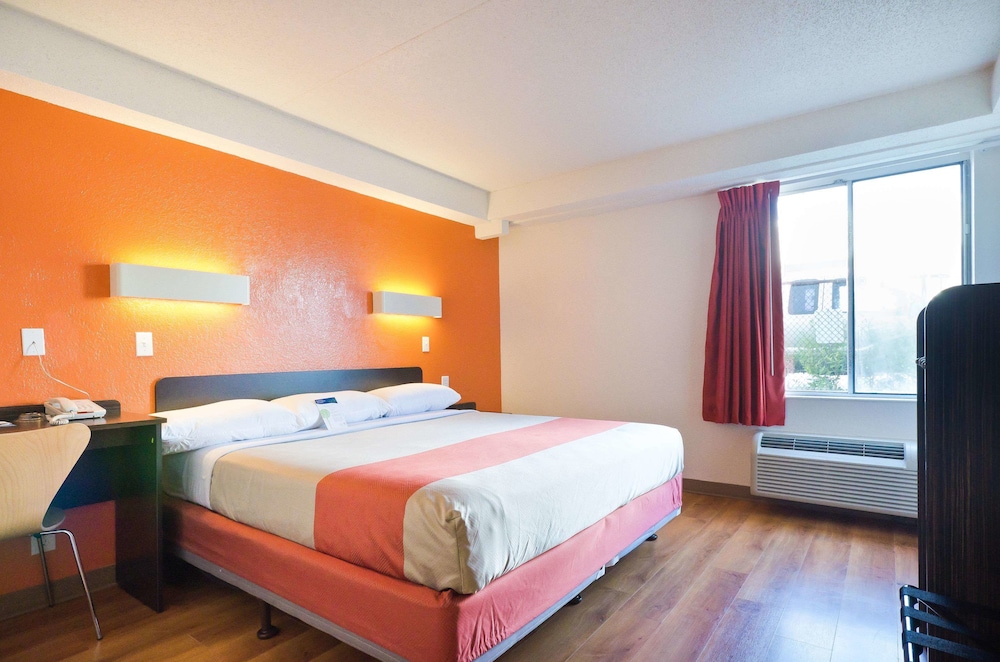 Standard Room, 1 King Bed, Accessible, Non Smoking photo 3