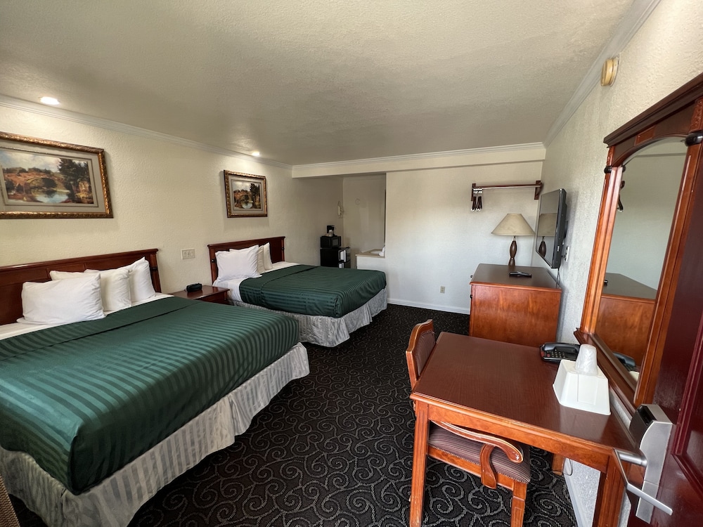 Room, 2 Queen Beds, Smoking photo 1