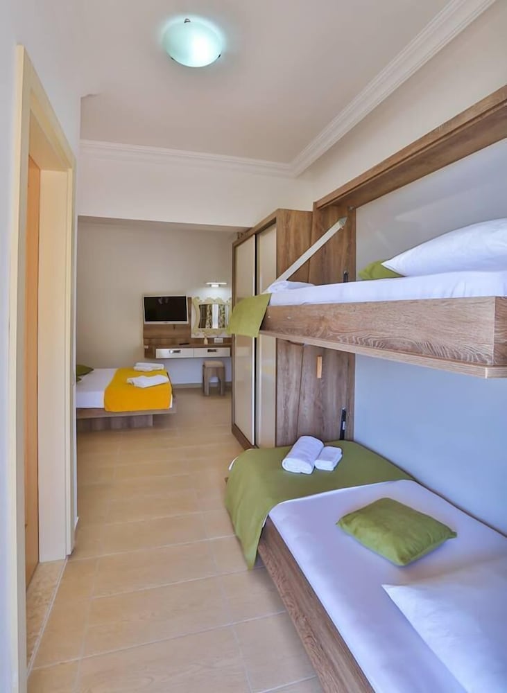 Family Room, Balcony, Sea View photo 1