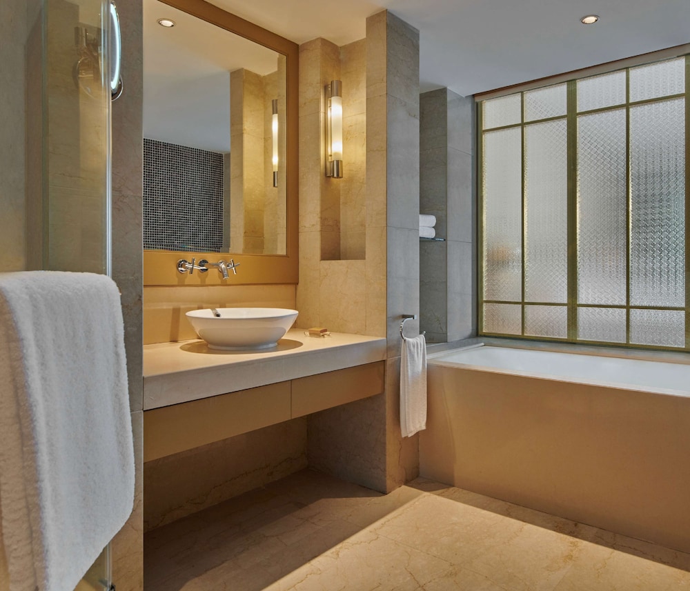 Executive Room, 1 King Bed, Balcony - Photo 5