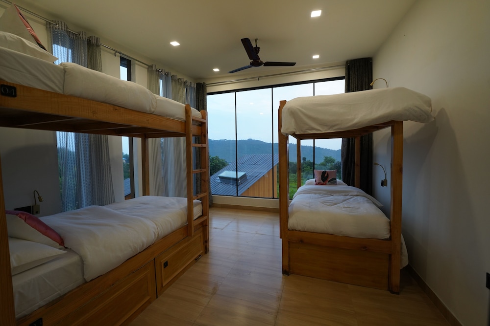 Shared Dormitory, Women only