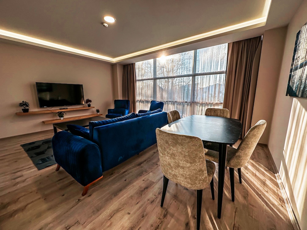Deluxe Suite, 1 Queen Bed with Sofa bed, City View photo 2