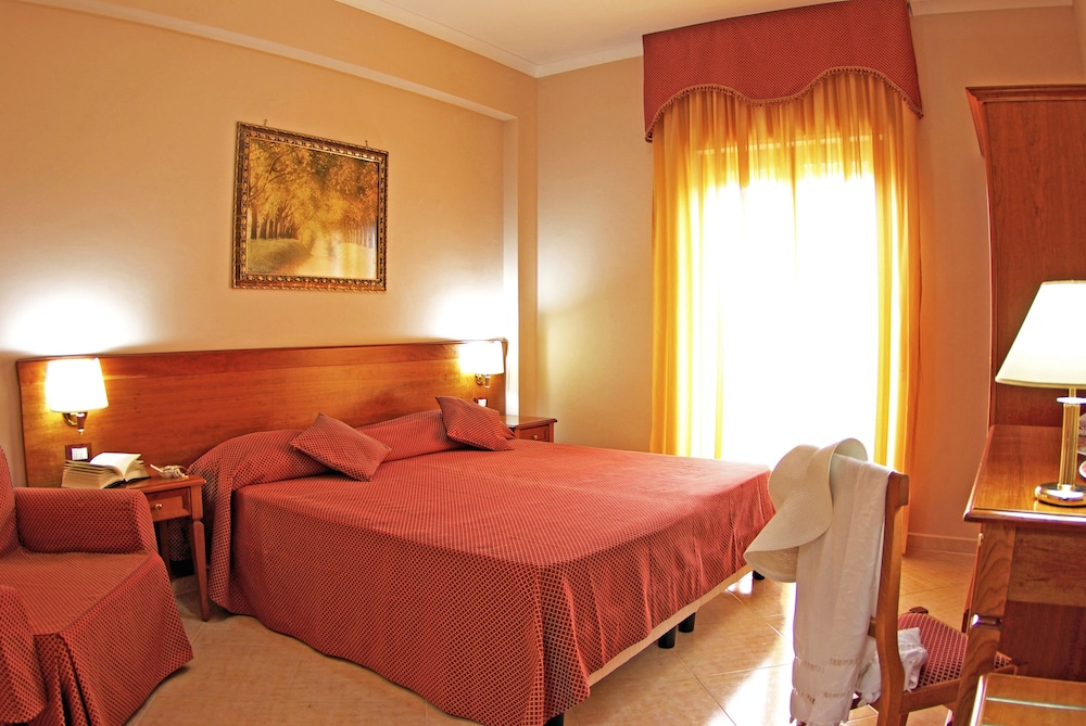 Quadruple Room (2 Adults + 2 Children) photo 1