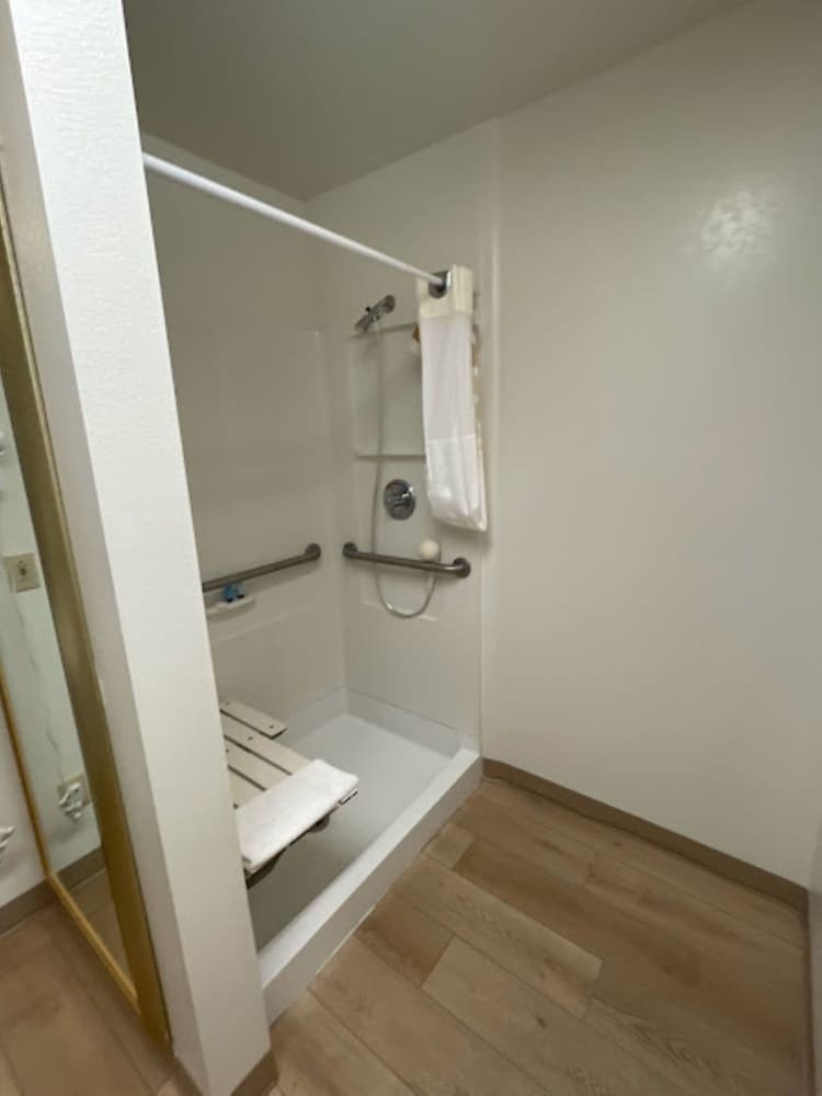 Standard King Accessible photo 2