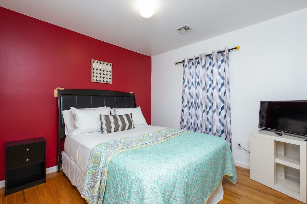 Classic Room, 1 Queen Bed, Non Smoking, Shared Bathroom photo 1