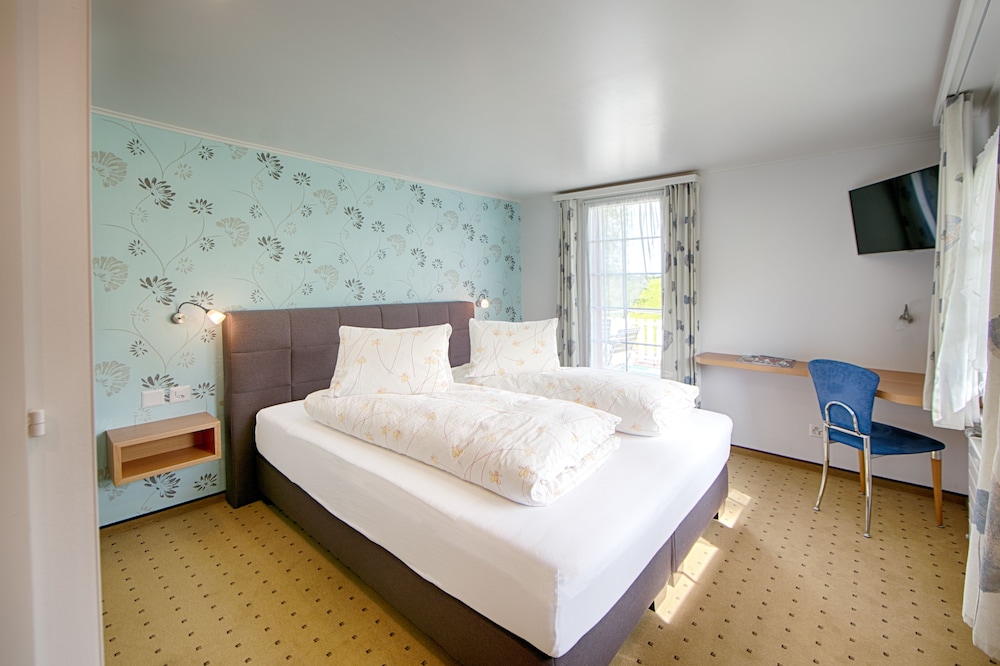 Economy Double Room Single Use, 1 Queen Bed