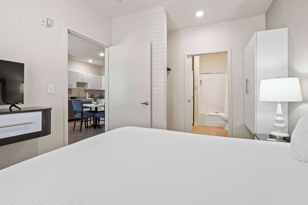 Suite, 1 Bedroom, Accessible (Hearing) - Photo 6