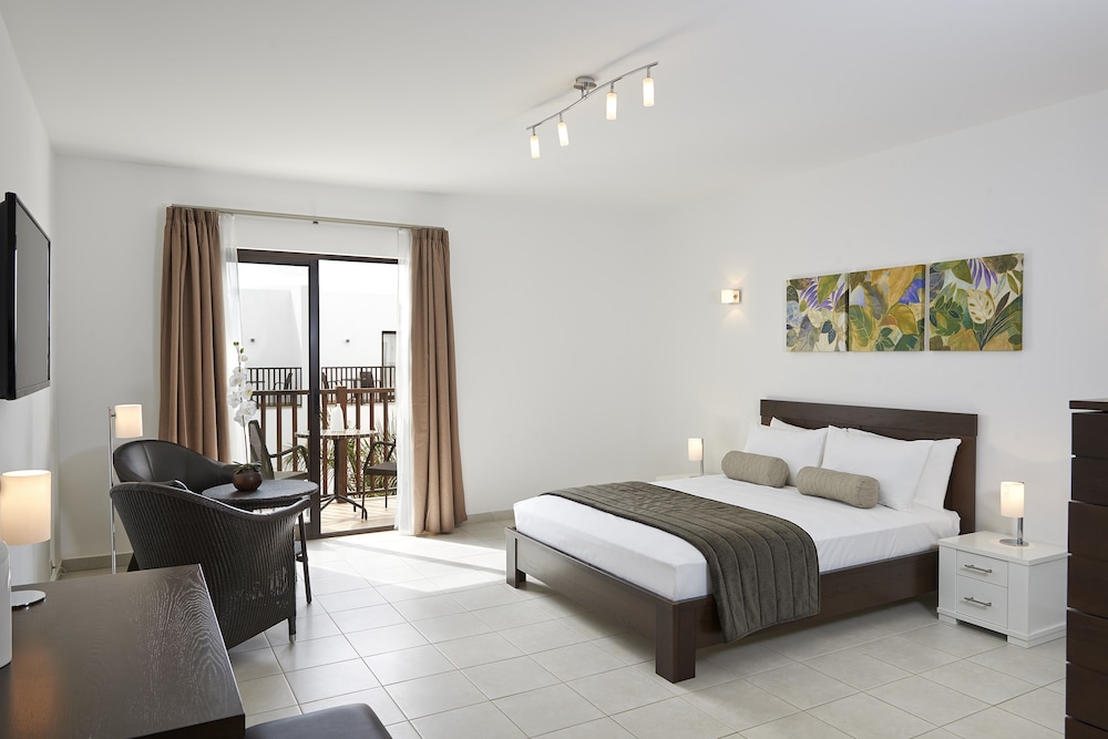Room, Balcony (Sol)
