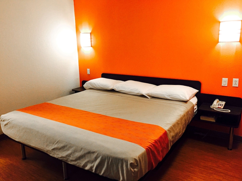 Deluxe Room, 1 Queen Bed, Accessible, Non Smoking - Photo 1