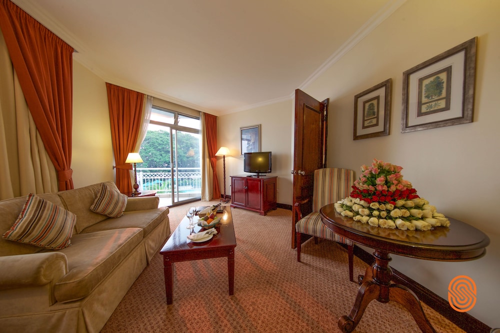 Junior Suite, 1 King Bed, Lake View photo 2