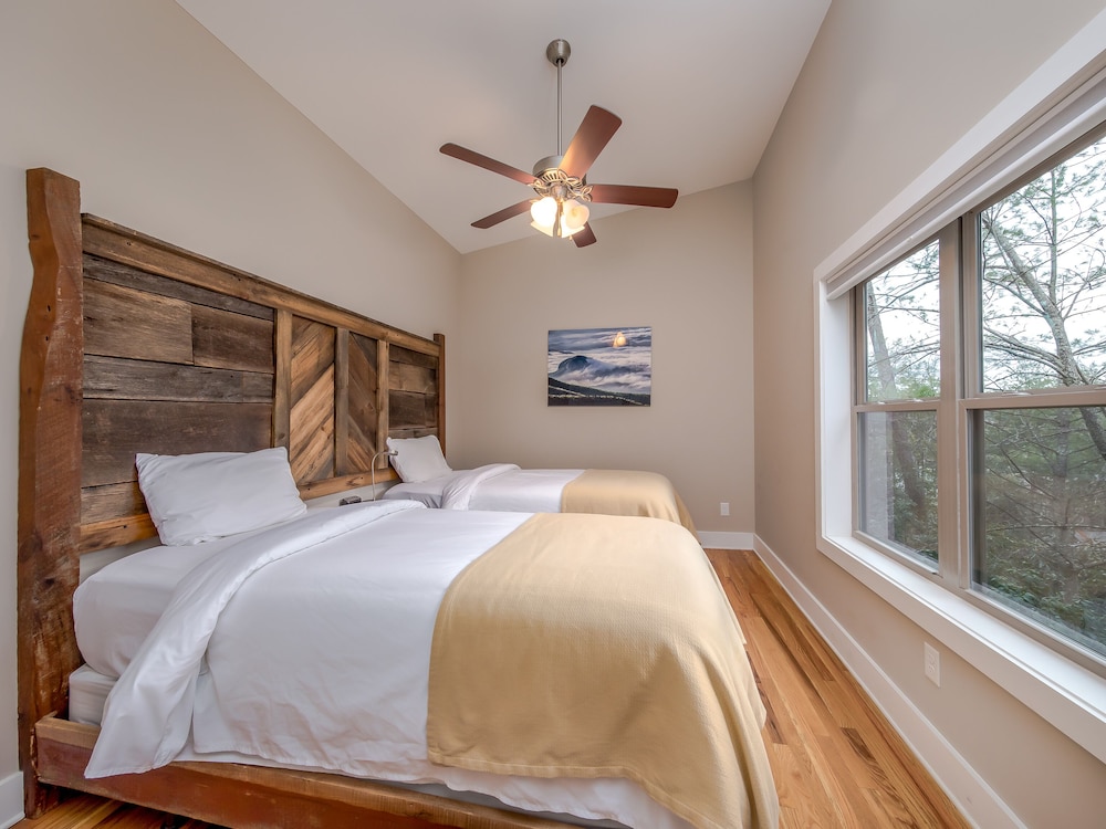 Luxury Cabin, 2 Bedrooms, Accessible, Balcony