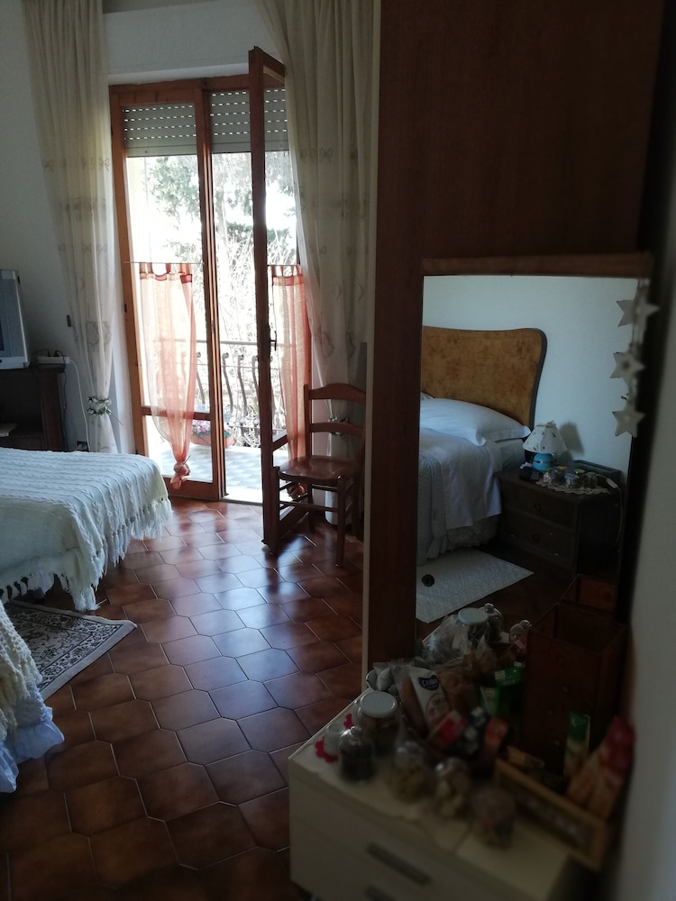 Basic Double Room, Shared Bathroom photo 2
