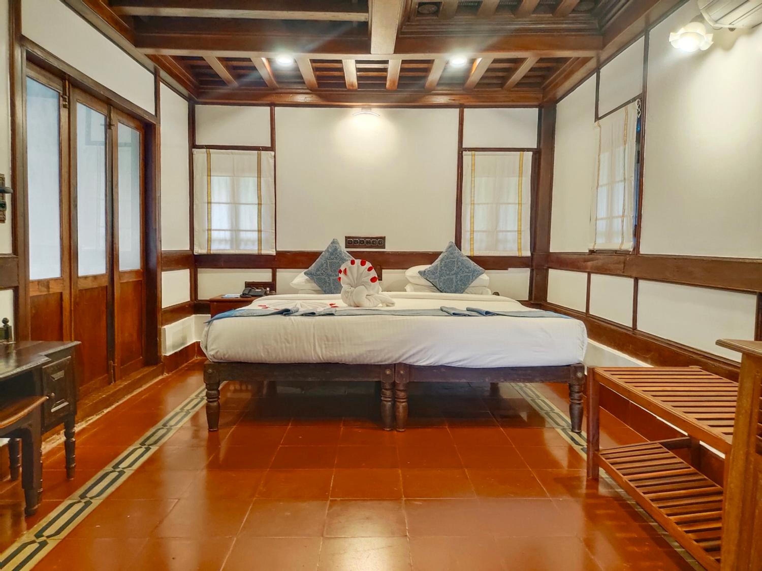Villa with Private Pool - Photo 24