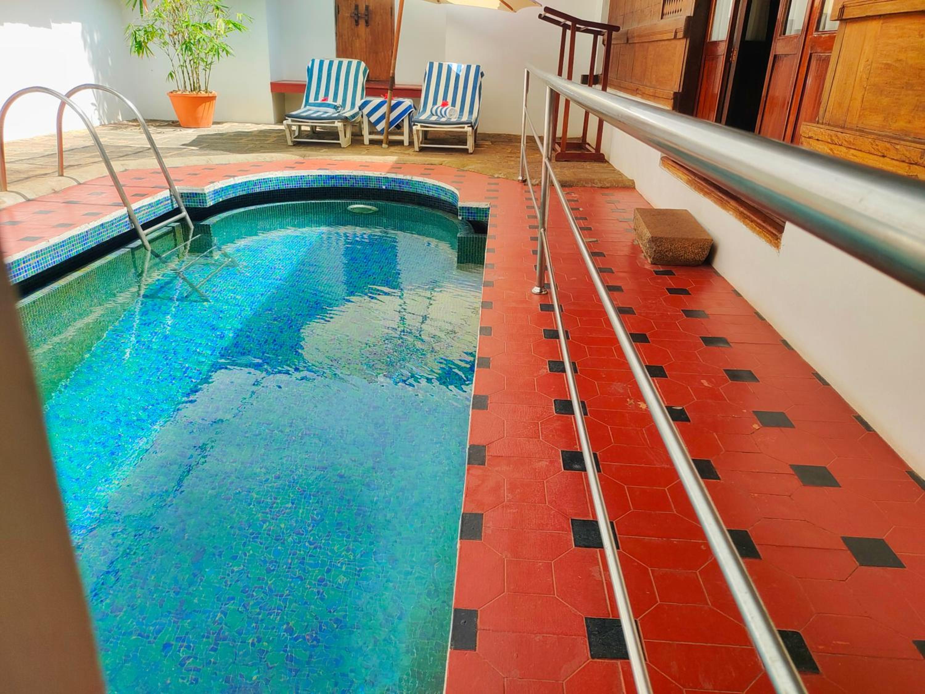 Villa with Private Pool - Photo 7