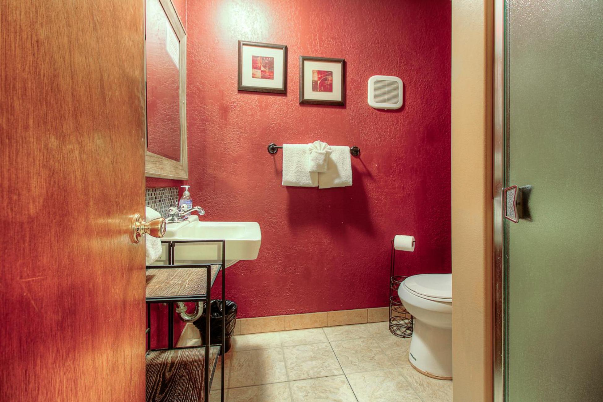 Deluxe Queen Suite photo 3