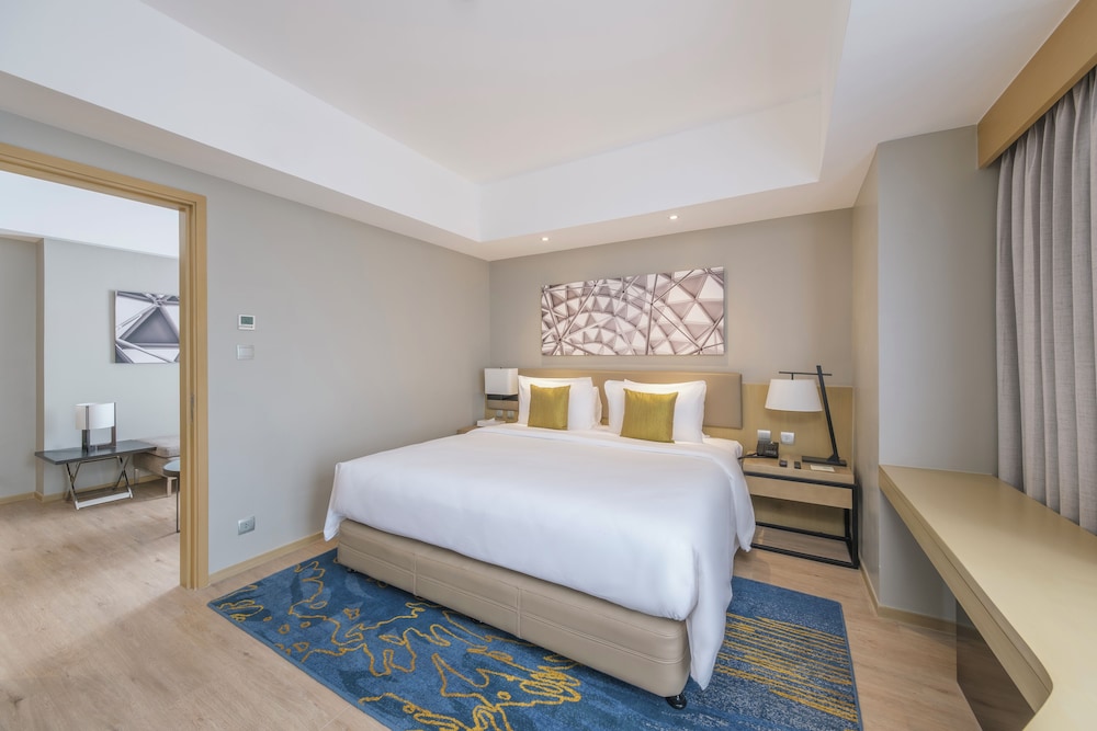 One-Bedroom Suite with 1 King Bed and Club Access, photo 6