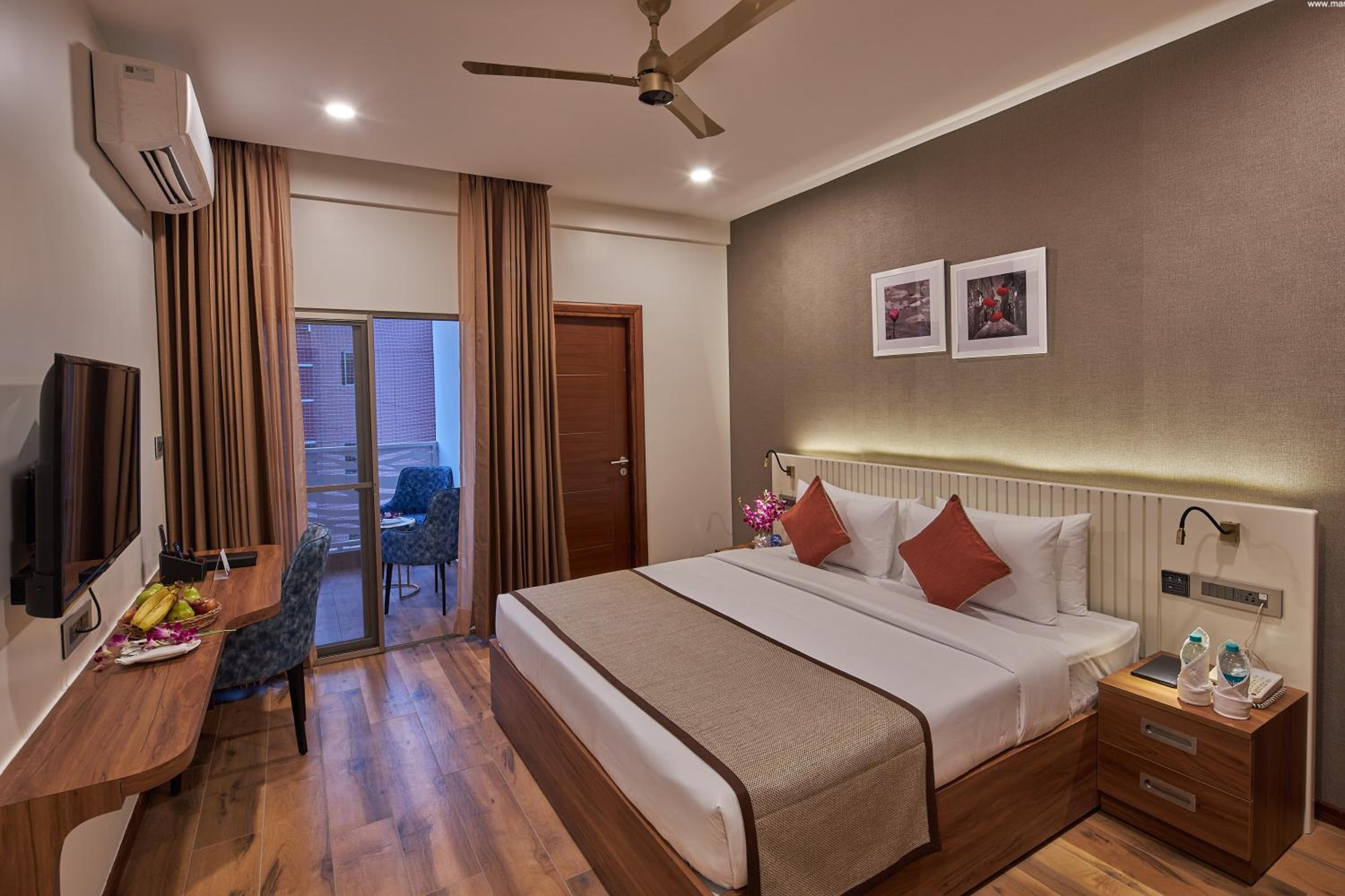 Deluxe King Room - Photo 3