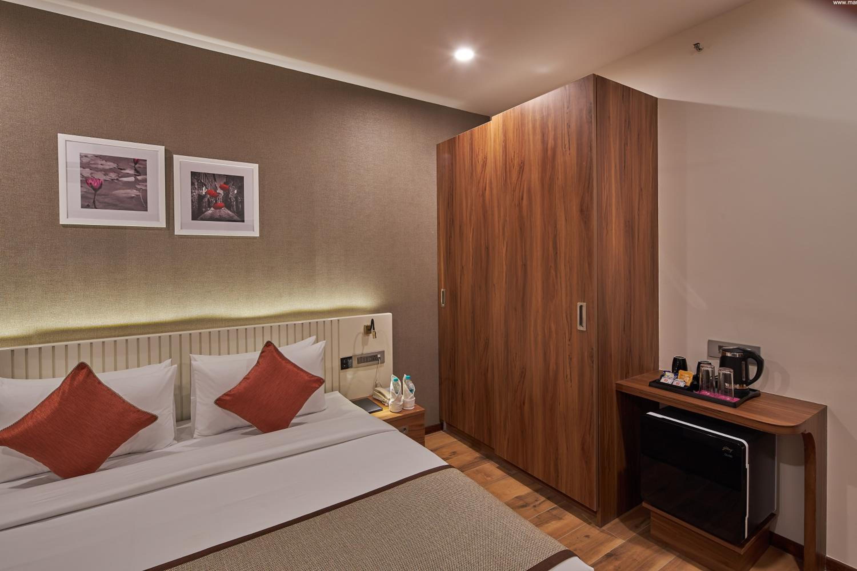 Premium King Room - Photo 2