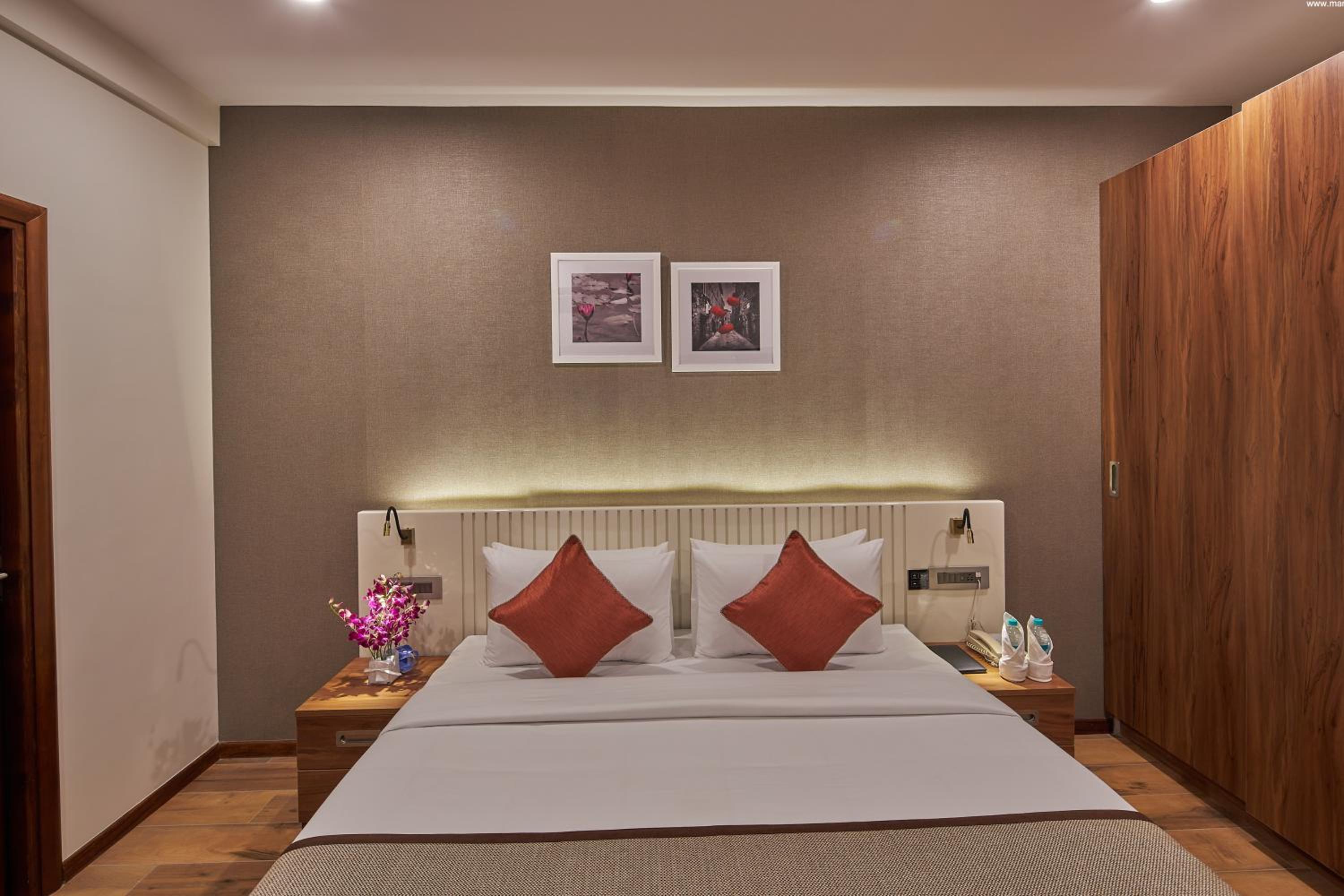 Premium King Room - Photo 3
