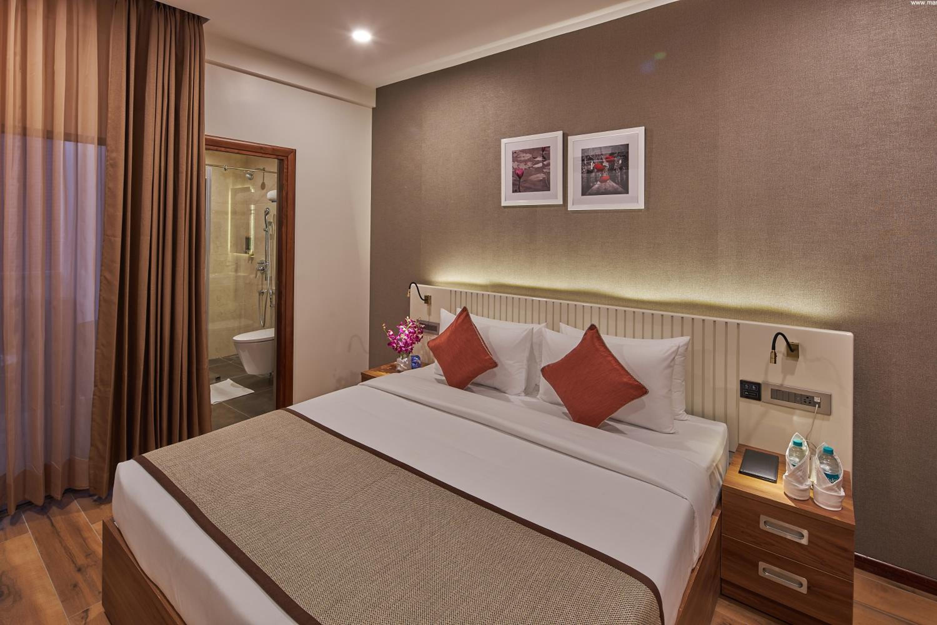 Premium King Room - Photo 5