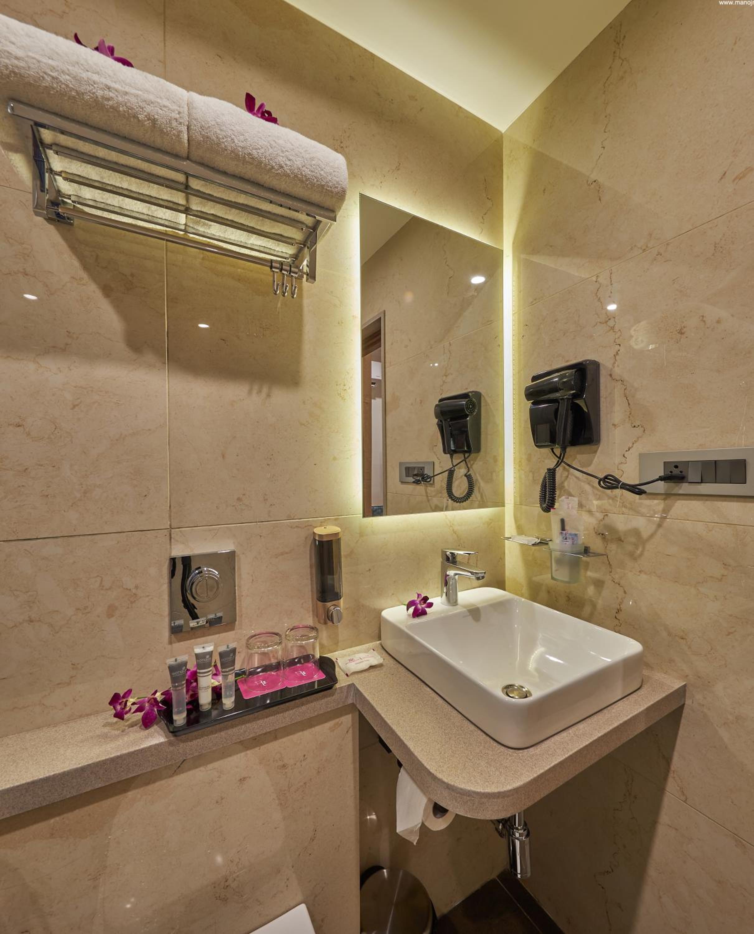 Premium King Room - Photo 7