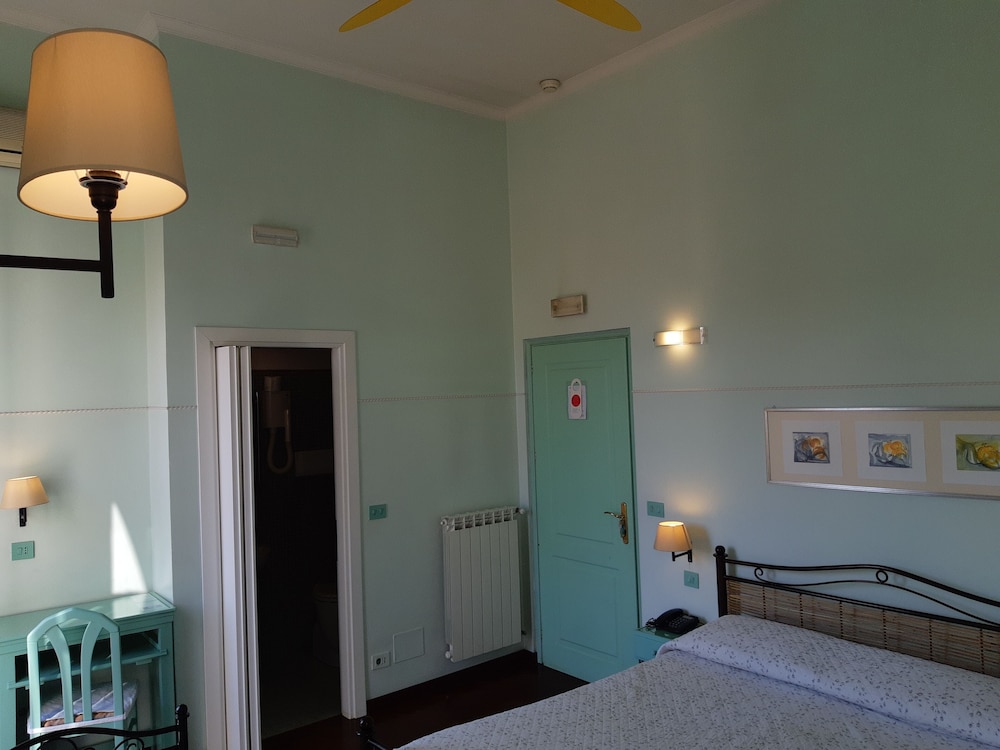 Standard Triple Room, Balcony, City View photo 3