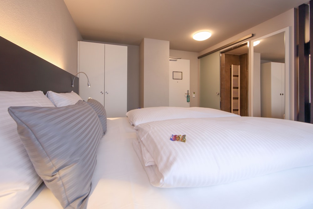 City Double Room Single Use, 1 Queen Bed photo 3