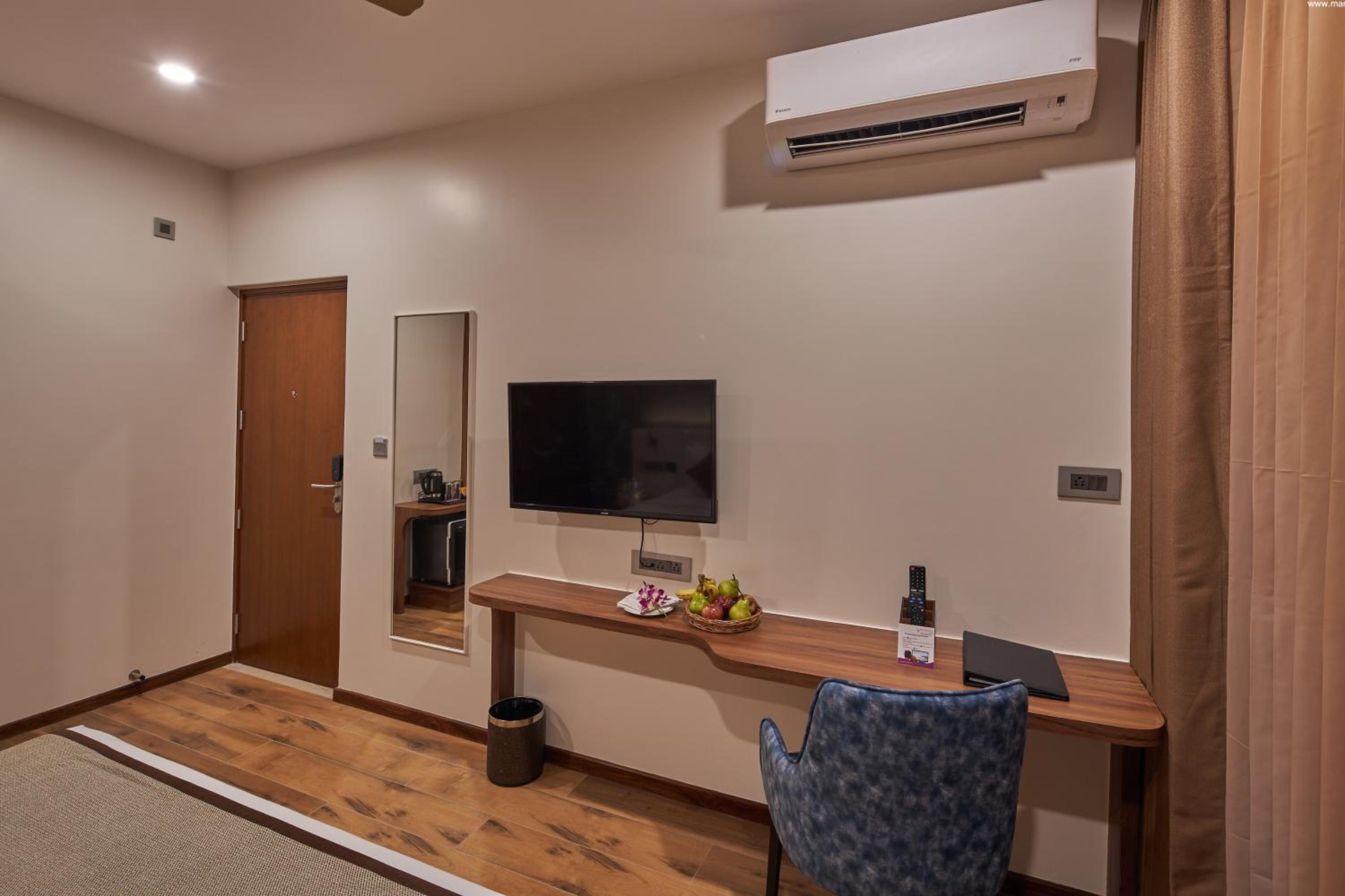 Deluxe King Room - Photo 2