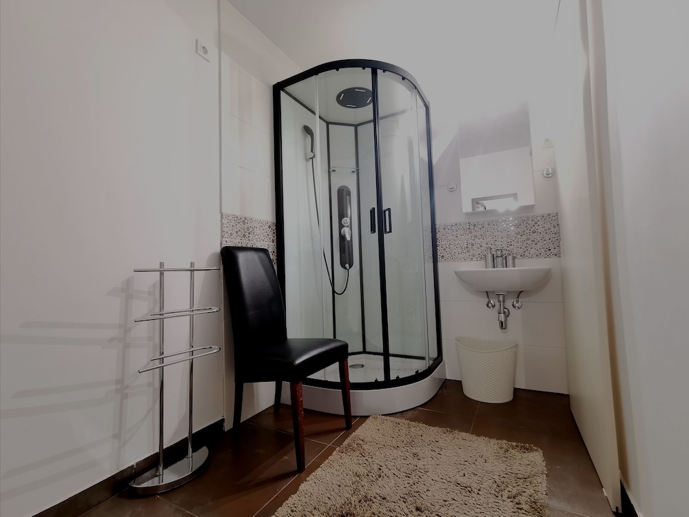 Classic Apartment, 2 Bedrooms, Kitchen, Ground Floor photo 3