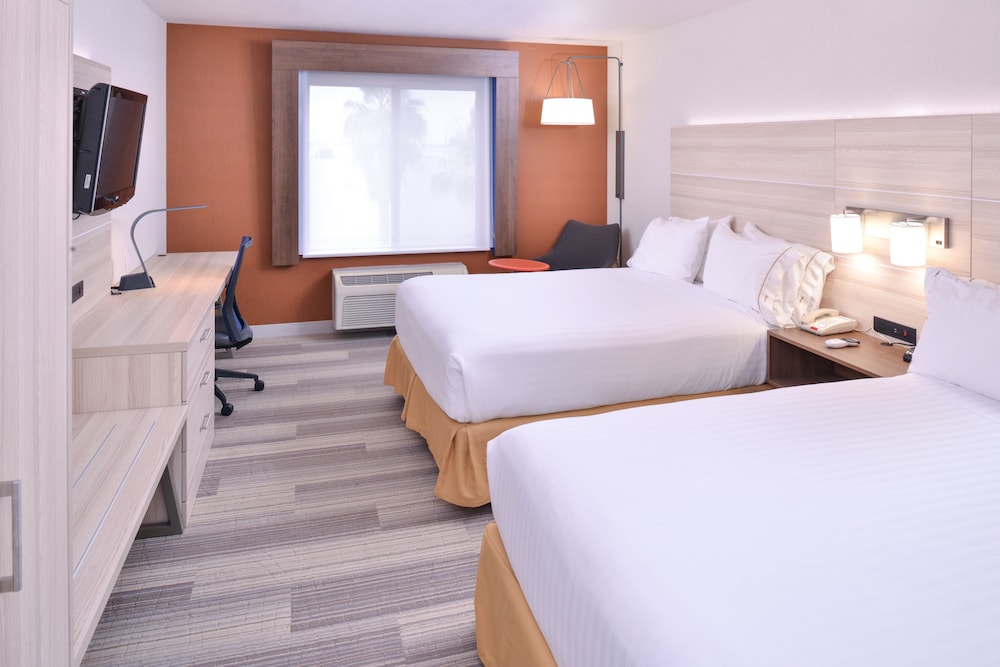 Standard Room, 2 Queen Beds - Photo 5