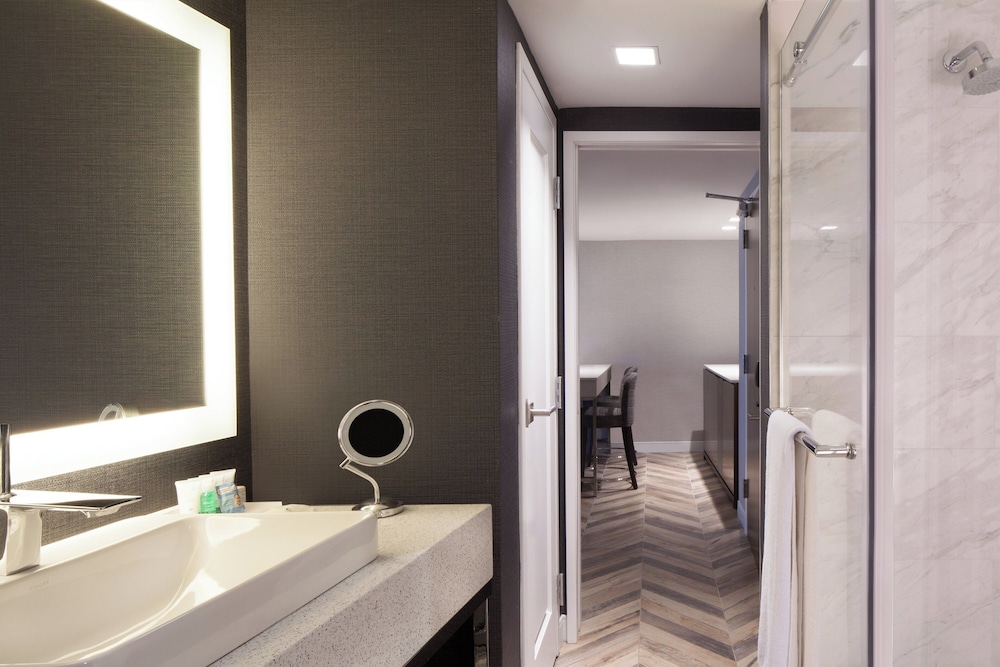 Executive Suite, 1 King Bed (SW-M) - Photo 10