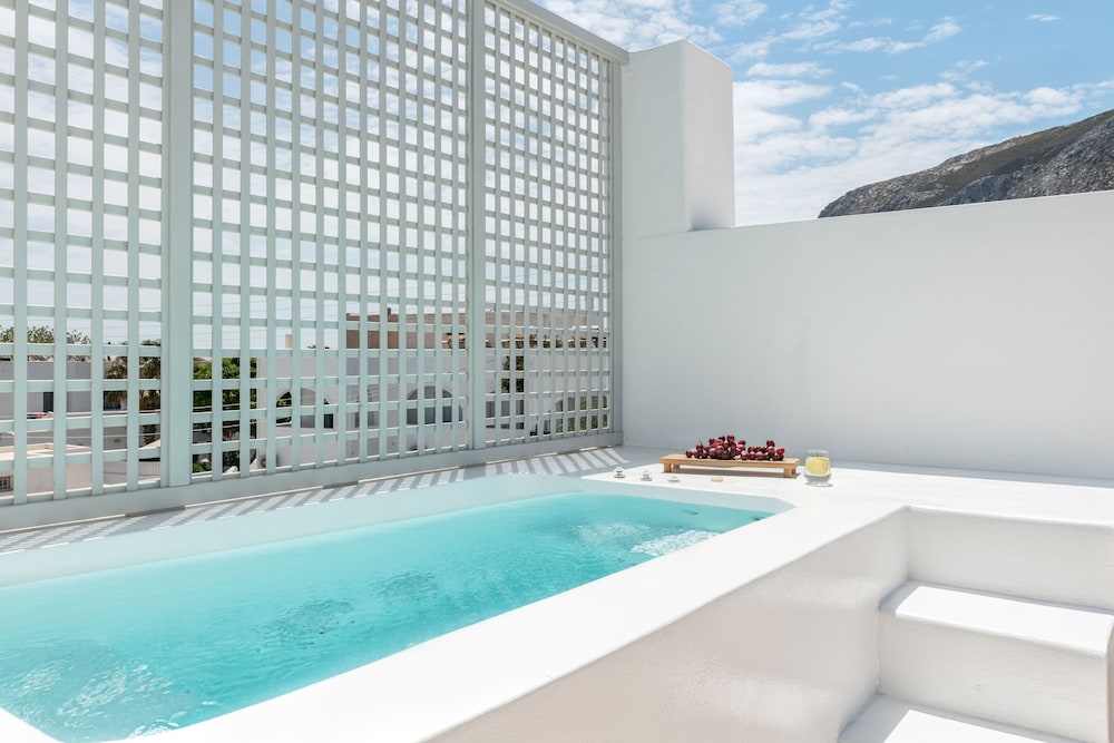 Luxury Honeymoon Suite with Outdoor Hot Tub - Photo 5
