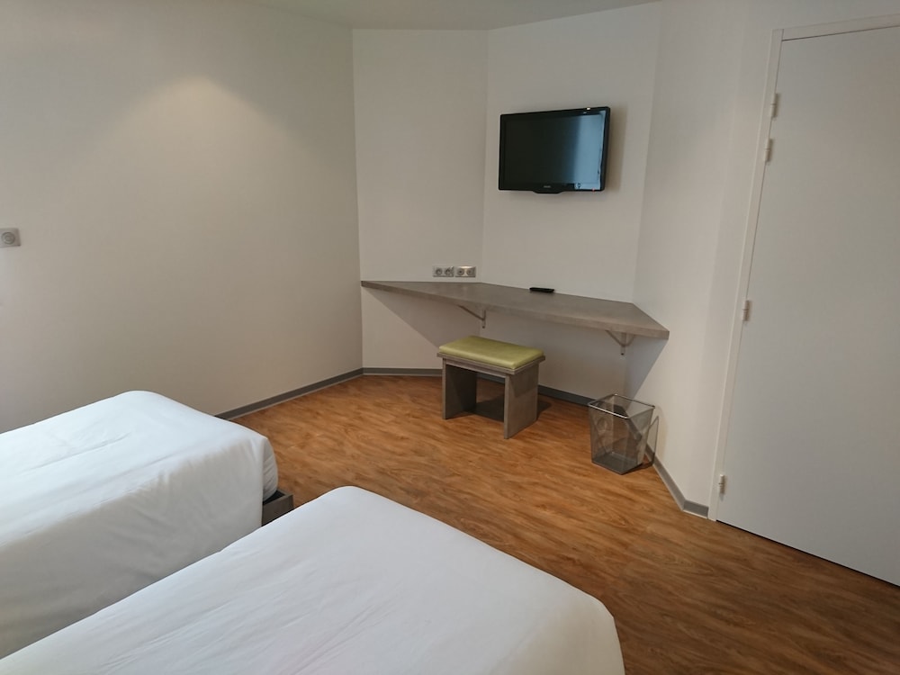 Twin Room (+)