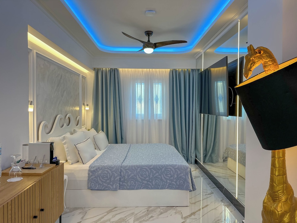 Flare Suite Sea View with Table Fireplace & Indoor Jetted Tub photo 2
