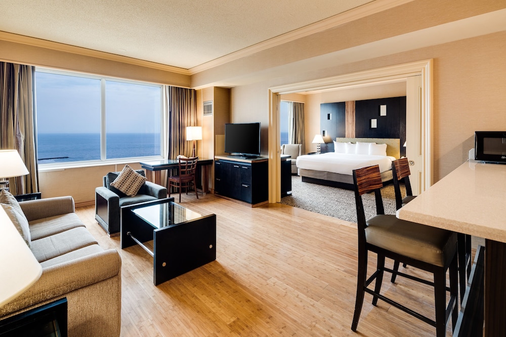 Ocean View High Floor King Suite, Roll-In Shower