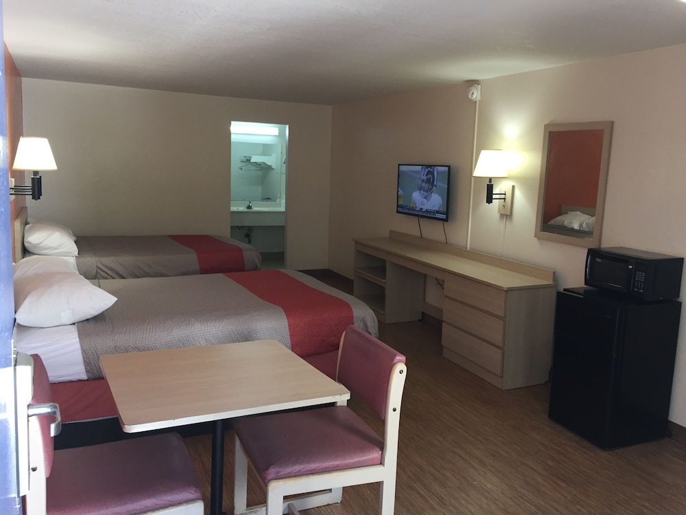 Standard Room, 2 Double Beds, Smoking photo 3