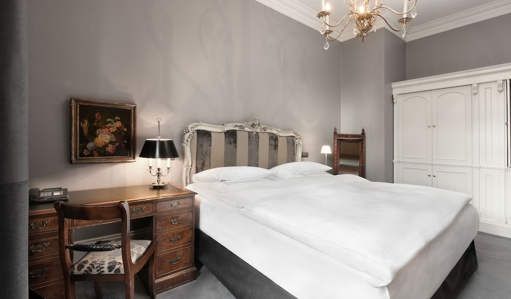 Deluxe Room, 1 King Bed photo 3